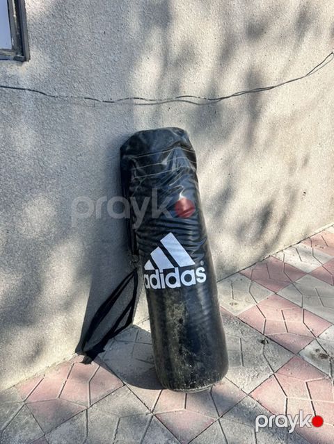 Adidas brendinin asqılı boks kisəsi İki qulpu cırlıb tikdirmek lazmdı
