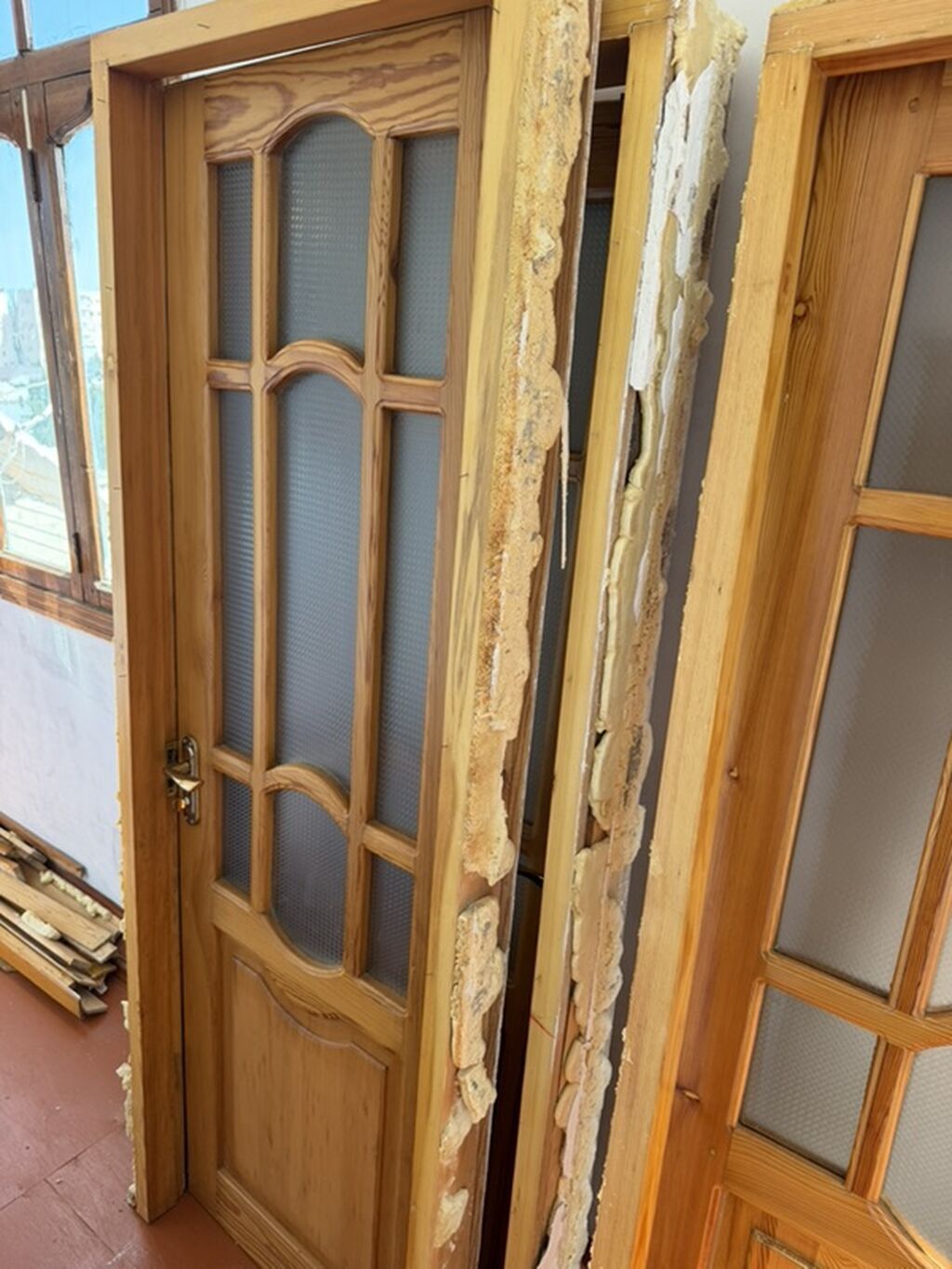Taxta qapılar (3ədəd) sökülmüş vəziyyətdədir, fotolardakı vəziyyətdə — Mallar, Bakı (2)