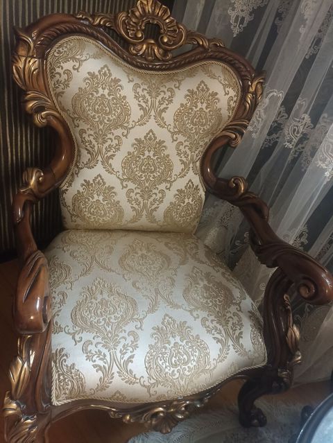 Barokko üslubunda dəst mebel Tərkib: - 1 ədəd üçnəfərlik divan - 1 — Bakı