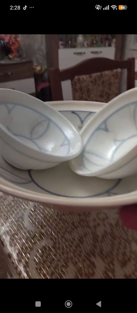 Porcelain qab dəsti – klassik ağ fonda zərif açıq-mavi naxışlarla — Digah