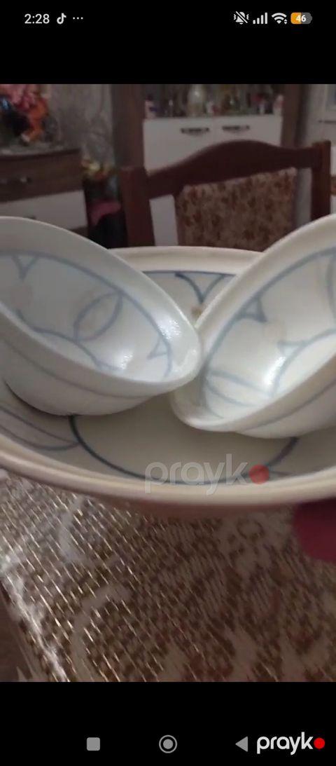 Porcelain qab dəsti – klassik ağ fonda zərif açıq-mavi naxışlarla