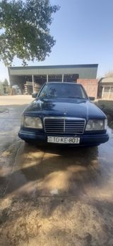 Mercedes-Benz E-Class: 2.5 l 1992 il Sedan — Cars
