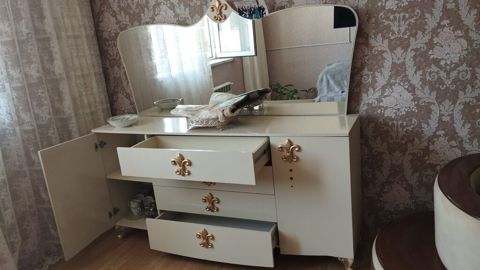 Klassik üslubda tualet masası/dresser - Rəng: krem/ivori, qızılı — Bakı