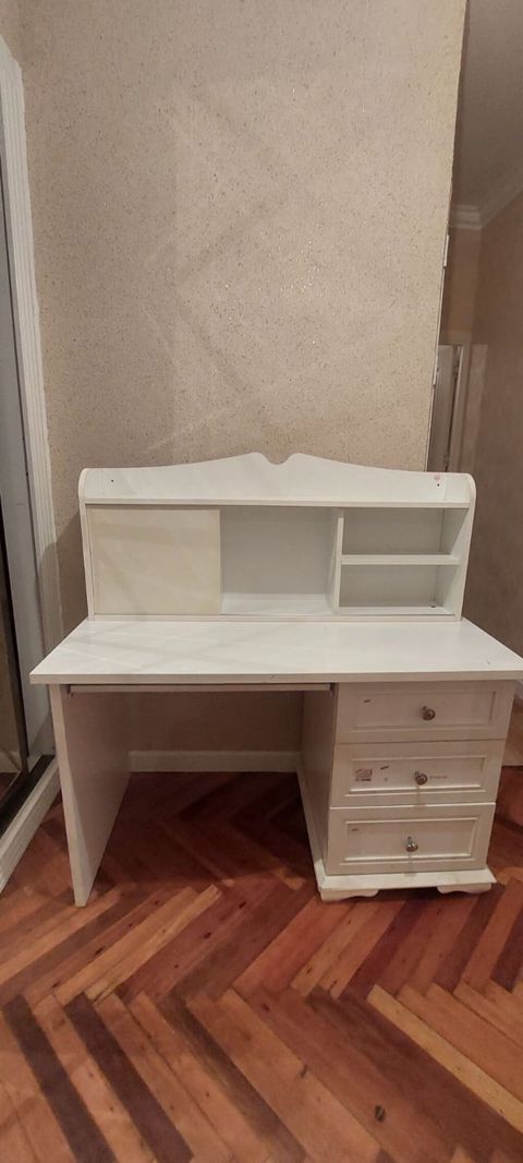 Yazi masasi 60azn. satilir. Unvan Azadliq pr. *N17 — Bakı