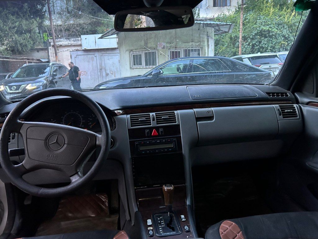 Mercedes E 320, 3.2 L, 1996 il, 301 000 km — Avtomobillər, Bakı (6)