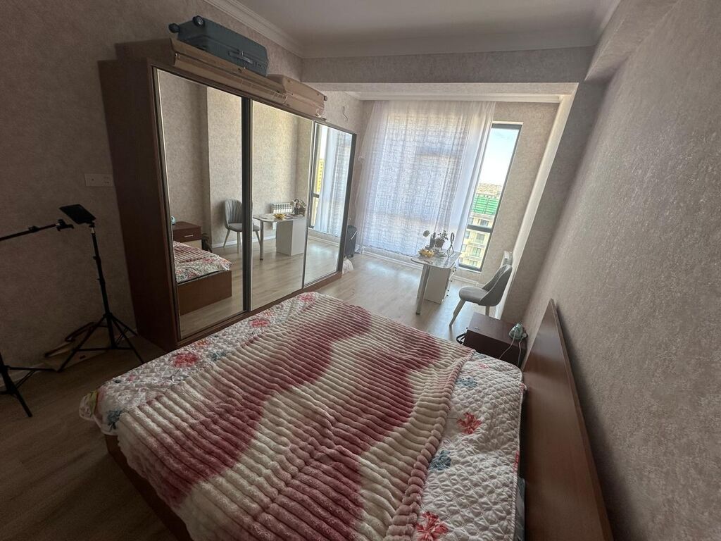 Dəniz mənzərəli, geniş balkonlu 2 otaqlı mənzil. Panoram pəncərələrdən — Daşınmaz əmlak, Saray (5)