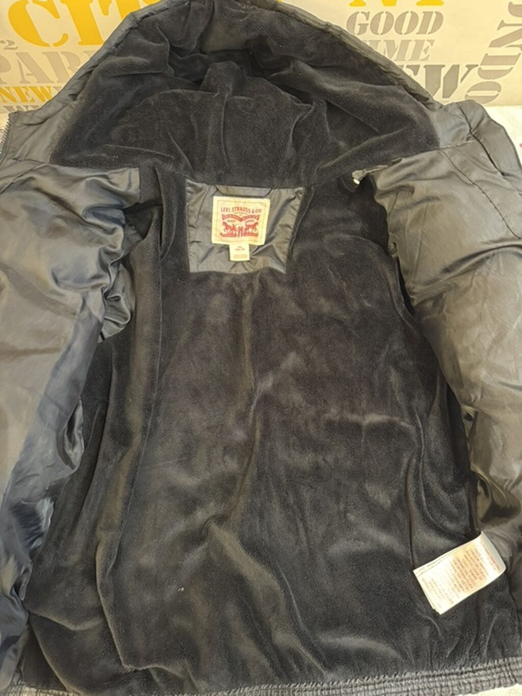 Levi’s qara rəngli qışlıq puffer gödəkçə - Model: kapüşonlu, ön — Kurtkalar, Bakı (6)