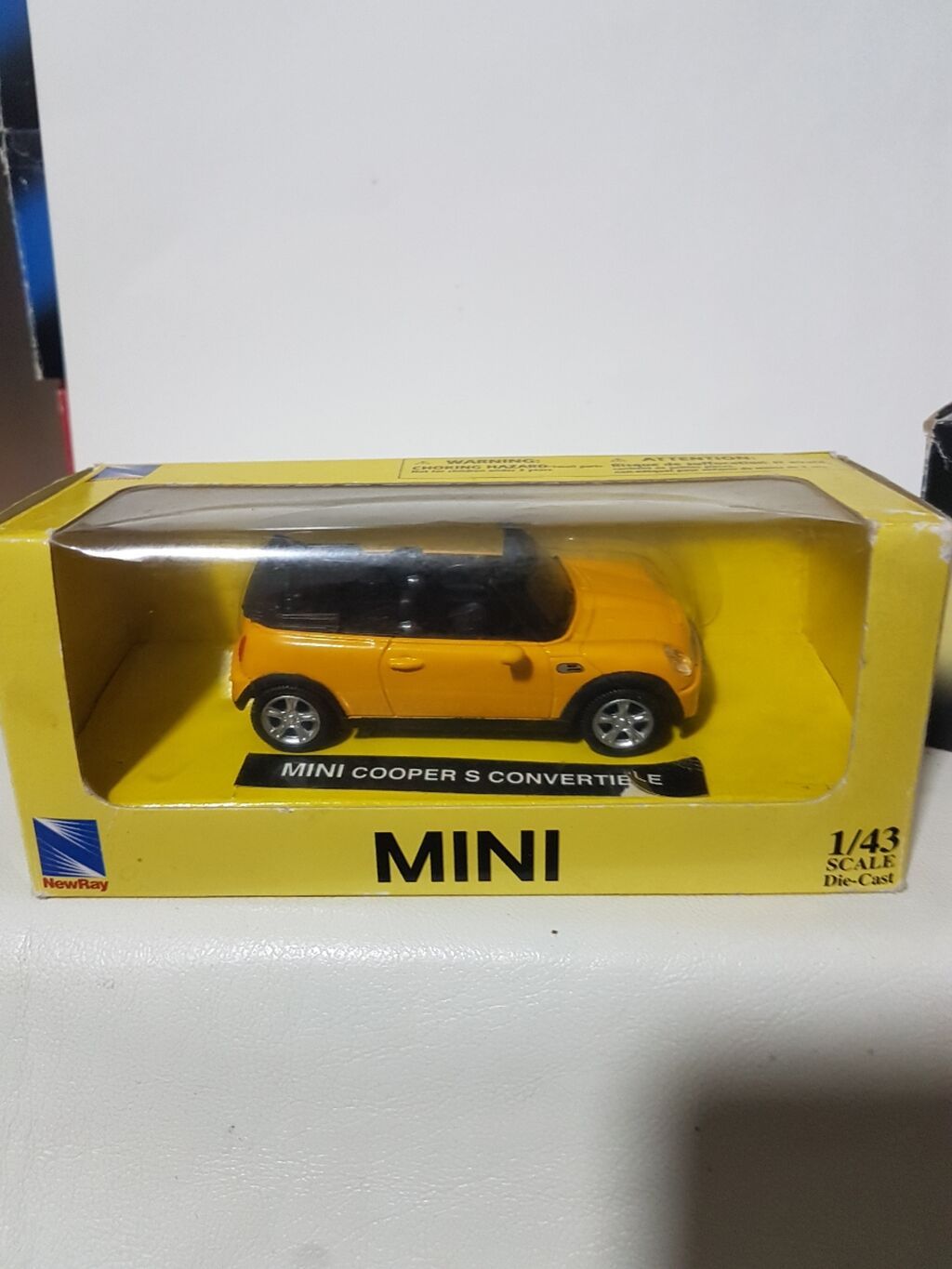 Kolleksiya üçün 1:43 miqyaslı die-cast model avtomobillər. Şəkillərdə — Mallar, Bakı (6)
