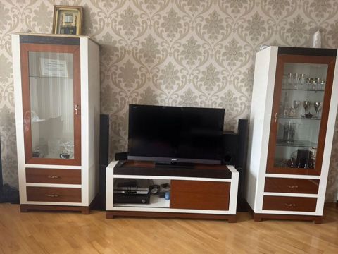 Qonaq otağı dəsti Tərkibi: - 2 vitrindən ibarət şkaf (şüşə qapılı — Bakı