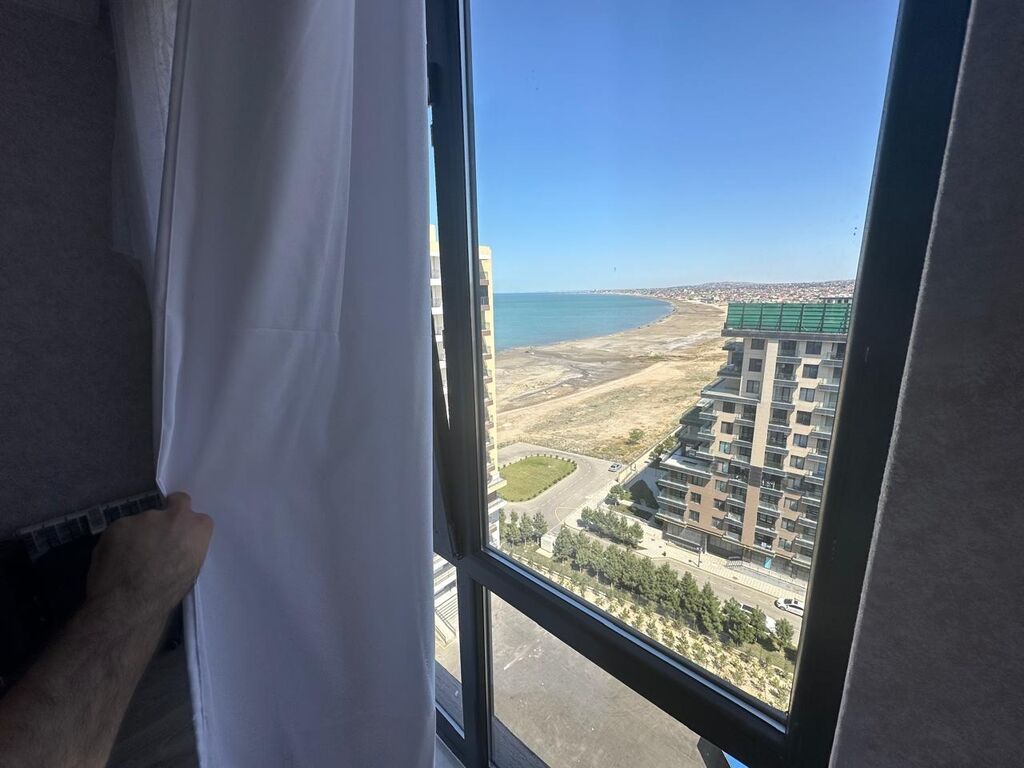 Dəniz mənzərəli, geniş balkonlu 2 otaqlı mənzil. Panoram pəncərələrdən — Daşınmaz əmlak, Saray (6)