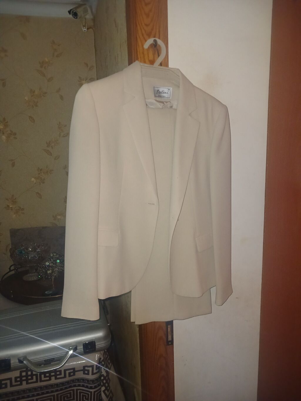 Brend: Belini Məhsul: Klassik qadın kostyumu (jaket + ətək) Rəng: Açıq — Şəxsi əşyalar, Bakı