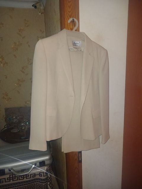 Brend: Belini Məhsul: Klassik qadın kostyumu (jaket + ətək) Rəng: Açıq — Bakı