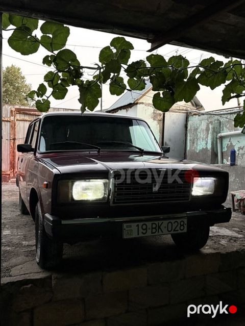 VAZ 2107 sedan - Kuzov: 4 qapılı sedan, tünd qırmızı/bordo rəng — Horadiz