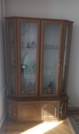 Vitrin şkaf - Material: ağac teksturalı korpus, şüşə ön və yan — Mebel