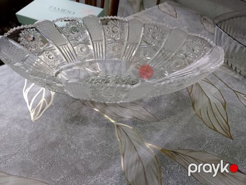 Böyük ölçülü şüşə meyvə qabı. Oval formalı, şəffaf rəngli və naxışlı