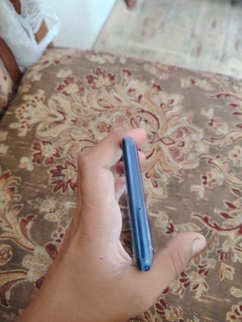 Mavi korpuslu smartfon - Korpus: parlaq mavi rəng, yuvarlaq kənarlar — Gəncə