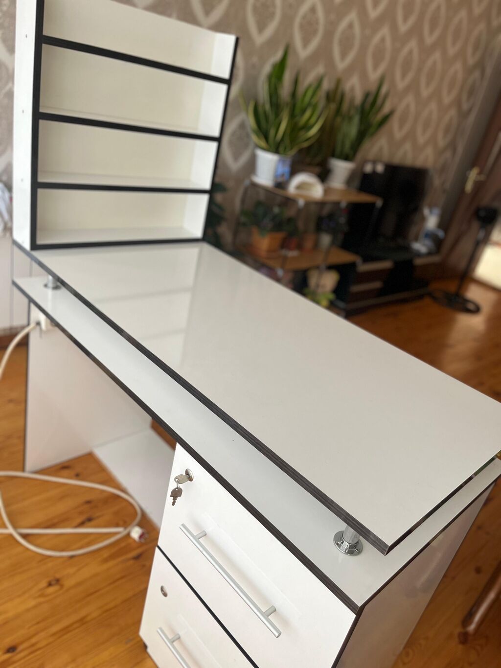 Ağ rəngdə dirnaq masasi - Material: MDF/laminat, ağ səth, qara kontur — Mebel, Masazır (2)