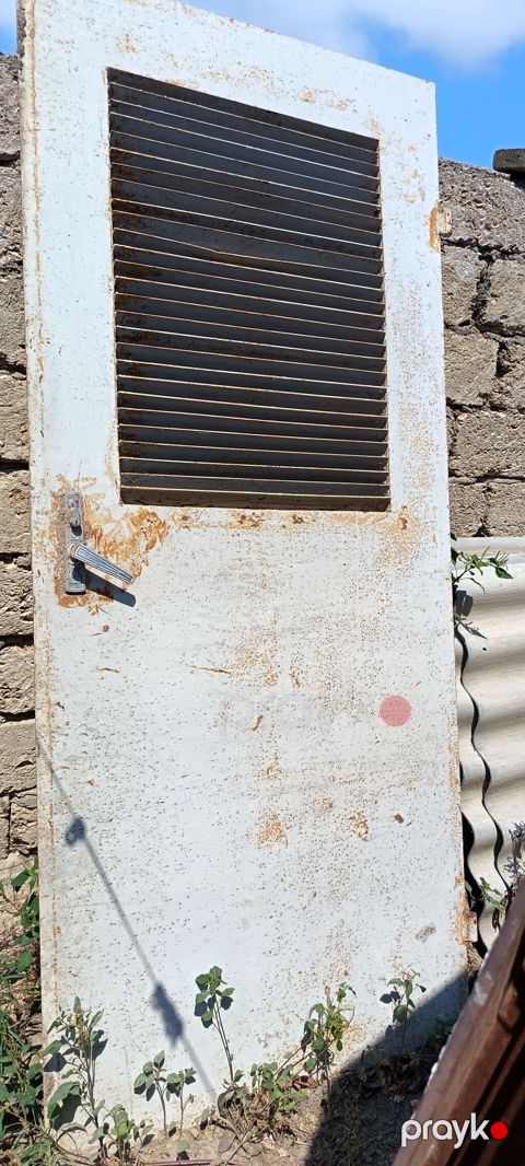 Metal qapı – havalandırma pəncərəli - Material: qalın metal vərəqdən — Digah