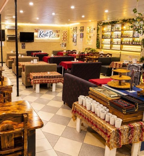 Pub, restoran və çay evi üçün 10 ədəd divan dəsti satılır. Hər dəst — Bakı