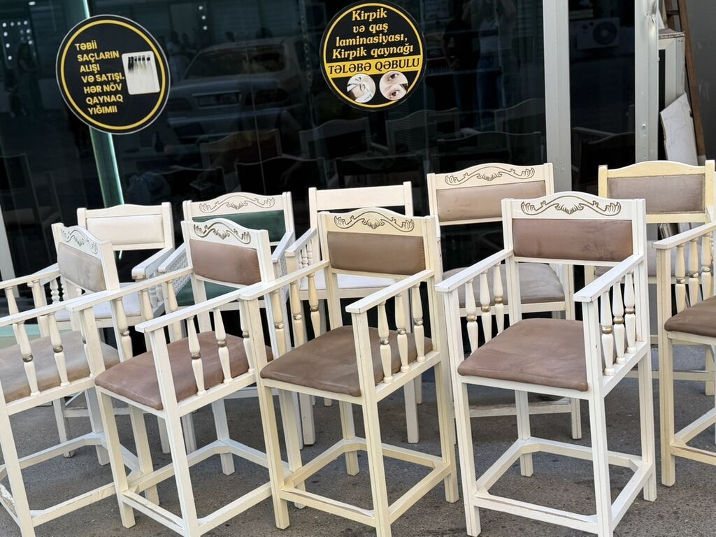 Ağ rəngli, taxta karkaslı yüksək oturacaqlar dəsti. - Dizayn: Klassik — Stullar, Digah (3)