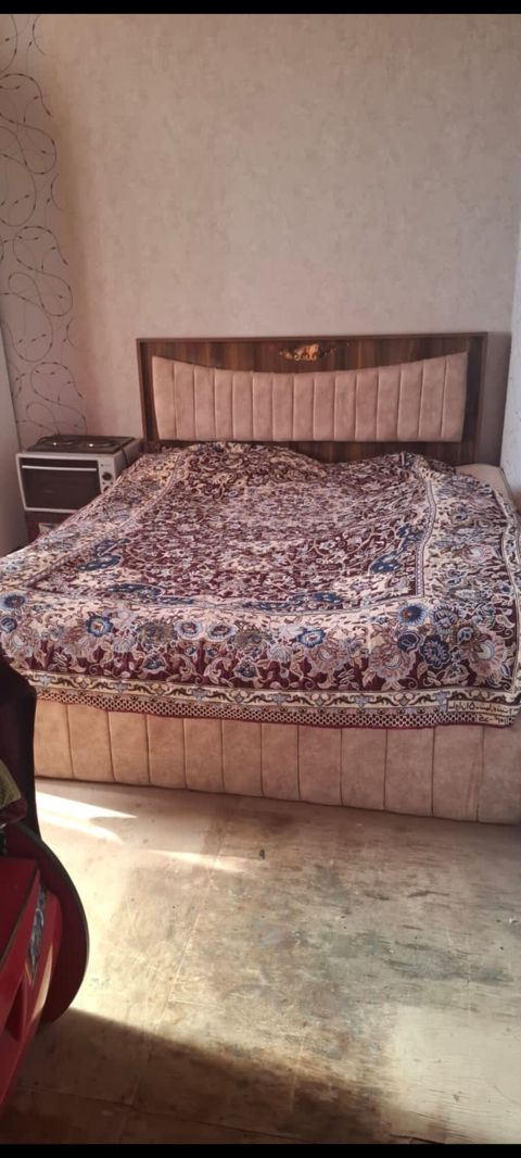 Taxt satılır. Matras daxildir. Qiyməti 100 manat. Ünvan Höküməli Aytən — Sumqayıt