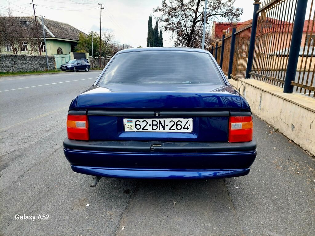 Opel Vectra A sedan - Kuzov: 4 qapılı sedan, tünd mavi rəng — Avto, Zaqatala (2)