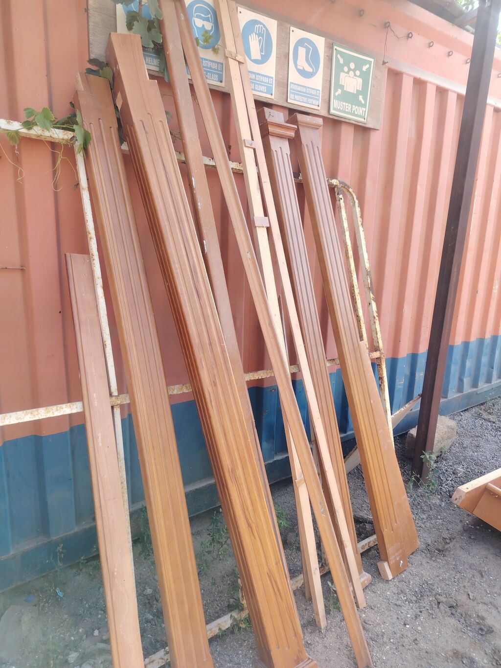 Metall giriş qapısı və taxta pilləkən məhəccəri dəsti - Qapı: Tam — Mallar, Masazır (5)