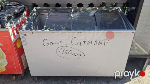 Sürüşən şüşə qapaqlı ticarət tipli dondurucu vitrin. Ağ korpuslu
