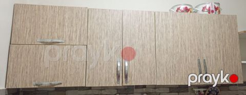 Mətbəx divar şkafları – laminat örtüklü, ağac teksturasında dizayn — Bakı
