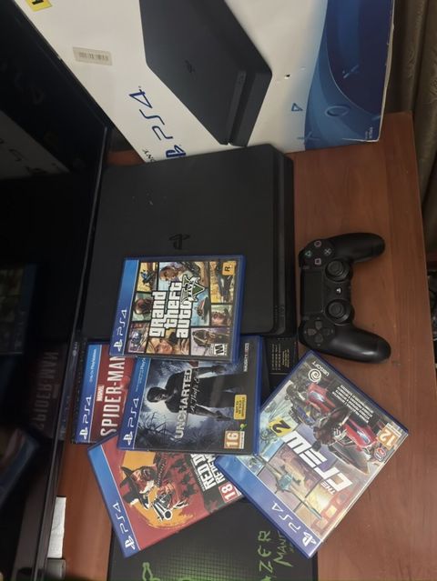 Sony PlayStation 4 Slim oyun konsolu + oyun diskləri paketi Komplekt — Bakı