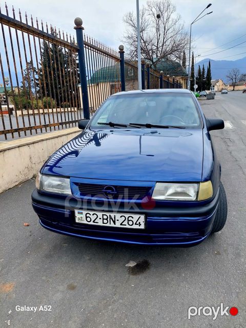 Opel Vectra A sedan - Kuzov: 4 qapılı sedan, tünd mavi rəng