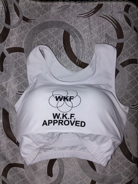 WKF təsdiqli karate qoruyucu idman büstqalteri - Rəng: ağ - Üzərində — Bakı