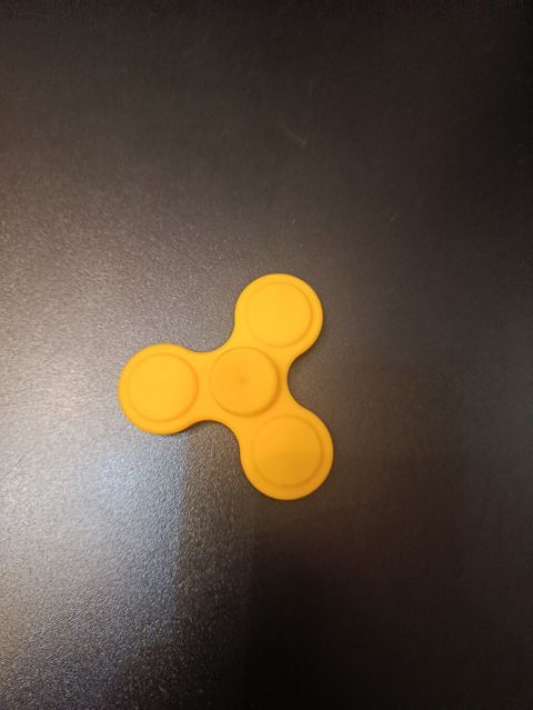 Sarı fidget spiner (3 qanadlı) - Material: yumşaq silikon örtüklü — Bakı