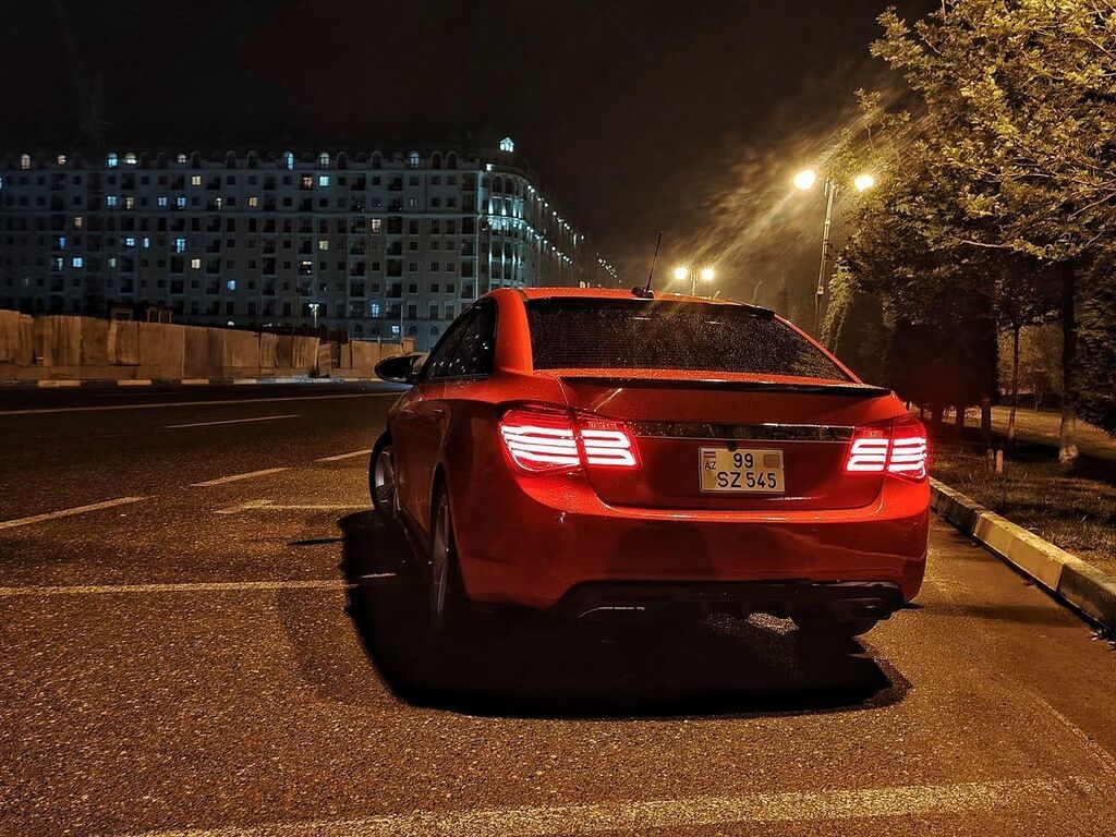 Chevrolet Cruze sedan – parlaq qırmızı rəngdə, tam bədən kiti və idman — Avto, Sumqayıt (2)