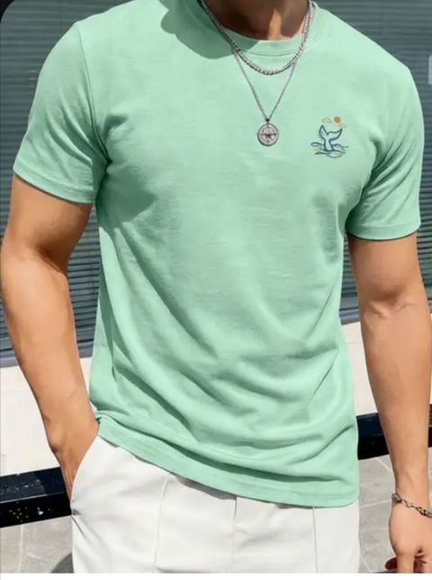 Müasir dizaynlı kişi T‑shirt - Rəng: açıq nane-yaşıl - Model — Bakı