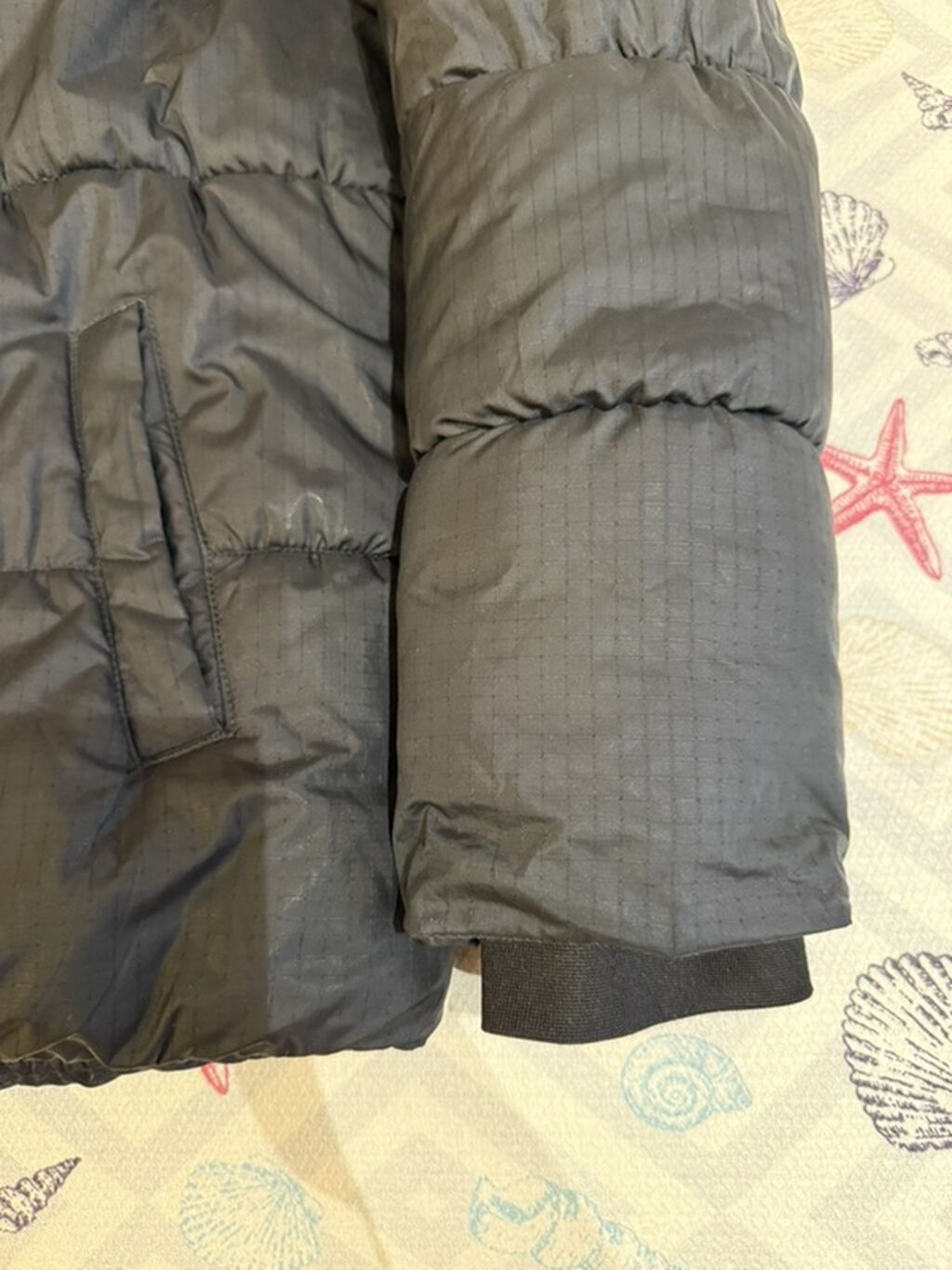 Levi’s qara rəngli qışlıq puffer gödəkçə - Model: kapüşonlu, ön — Kurtkalar, Bakı (3)