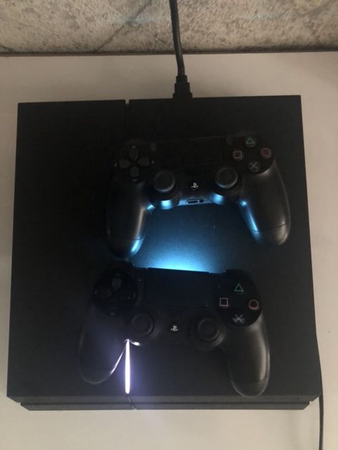 PlayStation 4 (PS4) oyun konsolu - Model: PS4 (orijinal şassi), ön — Gəncə