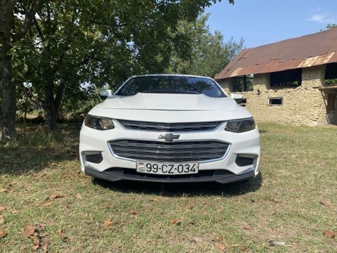Chevrolet Malibu sedan – ağ rəng, zərif və dinamik dizayn — Bakı
