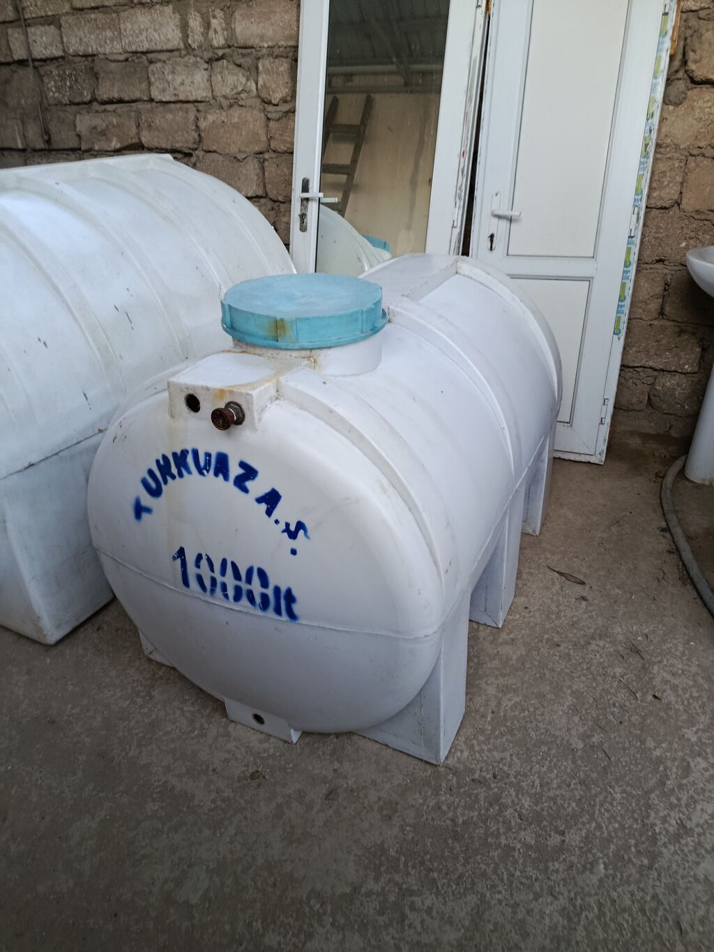 Plastik su çəni, 2ton 190azn,ton və 1ton,100azn, su axıdan yeri vs — Mallar, Bakı (3)