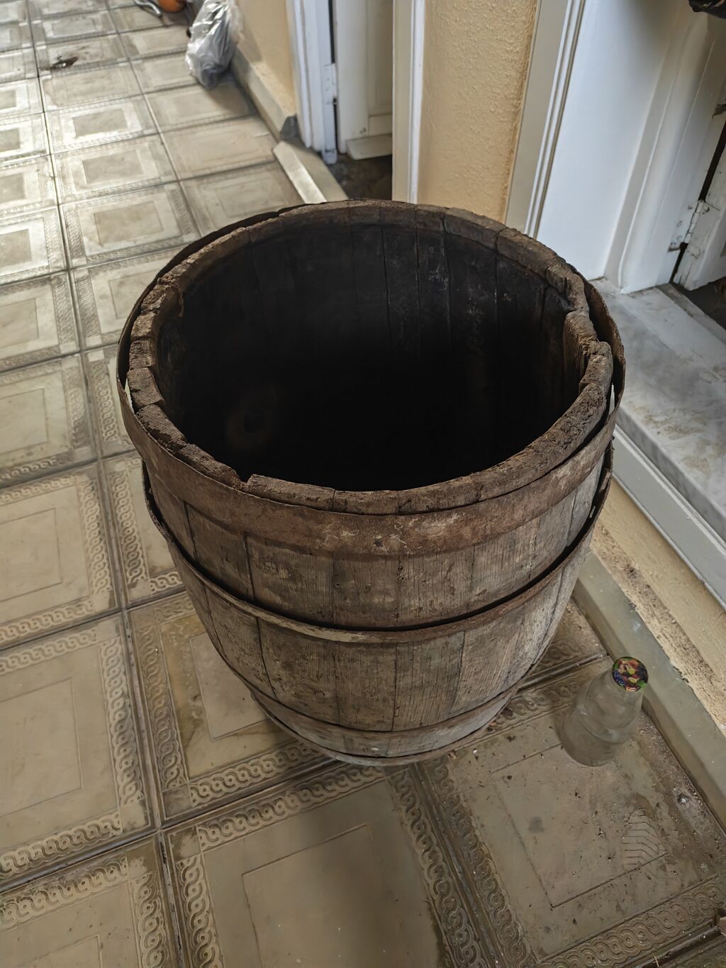 Taxta çəllək - Material: qalın taxta lövhələr, iki metal halqa ilə — Mallar, Gəncə (3)