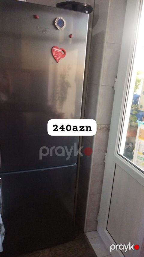 Hisense soyuducu, paslanmayan polad rəngdə korpus. İki qapılı dizayn