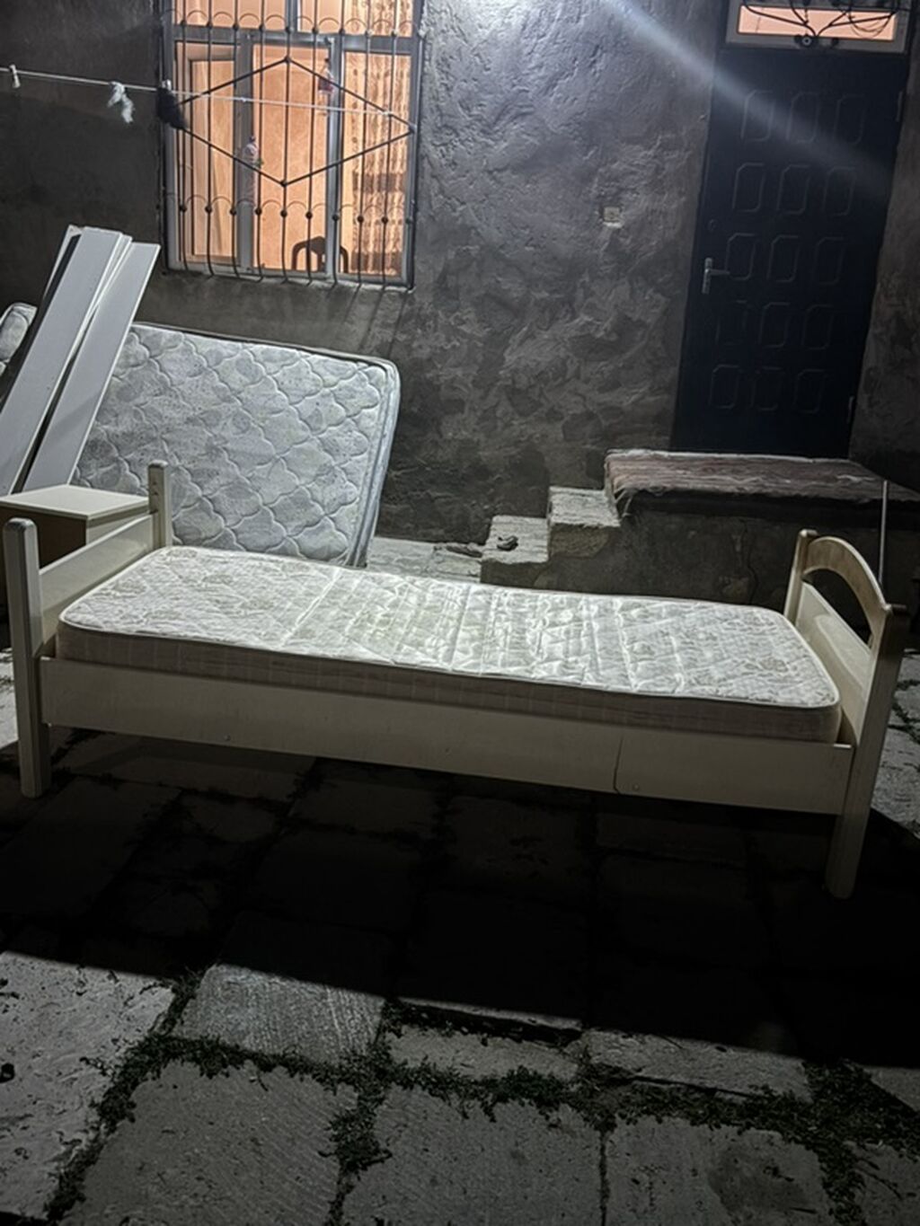 İşlənmiş, Təknəfərlik çarpayı, Bazasız, Matras ilə, Siyirməsiz — Mebel, Güzdək
