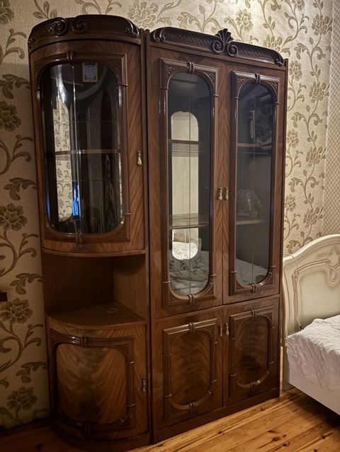 Klassik üslubda vitrinli mebel dolabı. Qəhvəyi ağac naxışlı korpusa — Gəncə