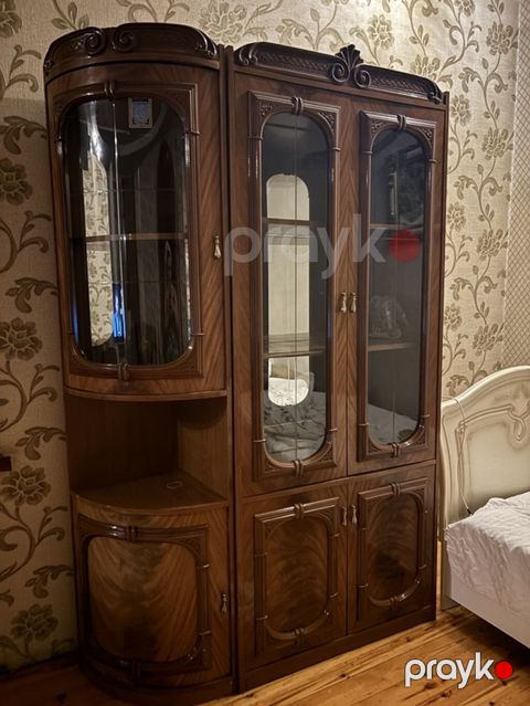 Klassik üslubda vitrinli mebel dolabı. Qəhvəyi ağac naxışlı korpusa