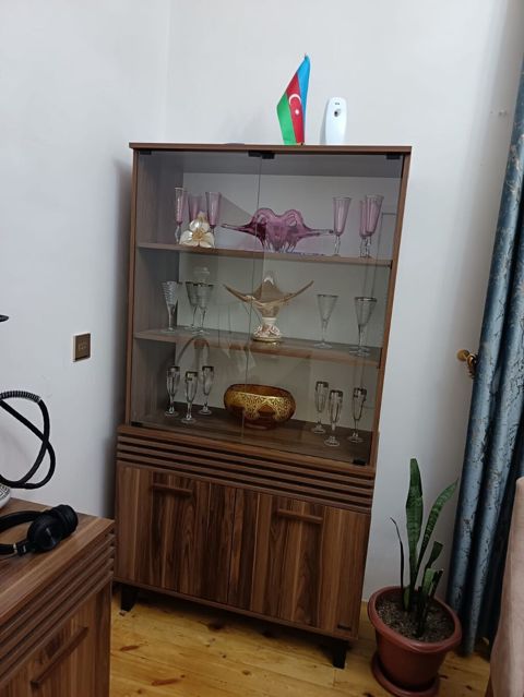 Vitrinli bufet şkaf - Material: təbii ağac fakturalı laminat/şpon — Bakı