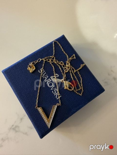 Swarovski “V” kulonu – klassik və zərif dizayn - Brend: Swarovski — Bakı