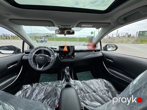 Toyota Corolla sedan – ağ rəng, hibrid. Texnologiya və avadanlıq