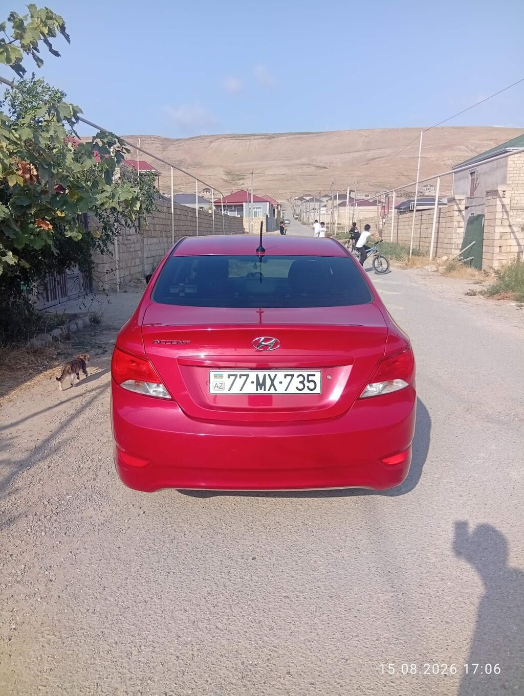 Hyundai Accent sedan – qırmızı rəng - Kuzov: 4 qapılı sedan, parlaq — Avto, Qobu (2)
