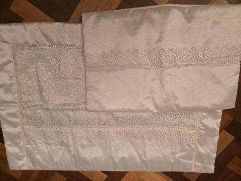 Ağ rəngli dekorativ dəst – pakrivalida var 2 neferlikdi və yastıq üzü — Bakı
