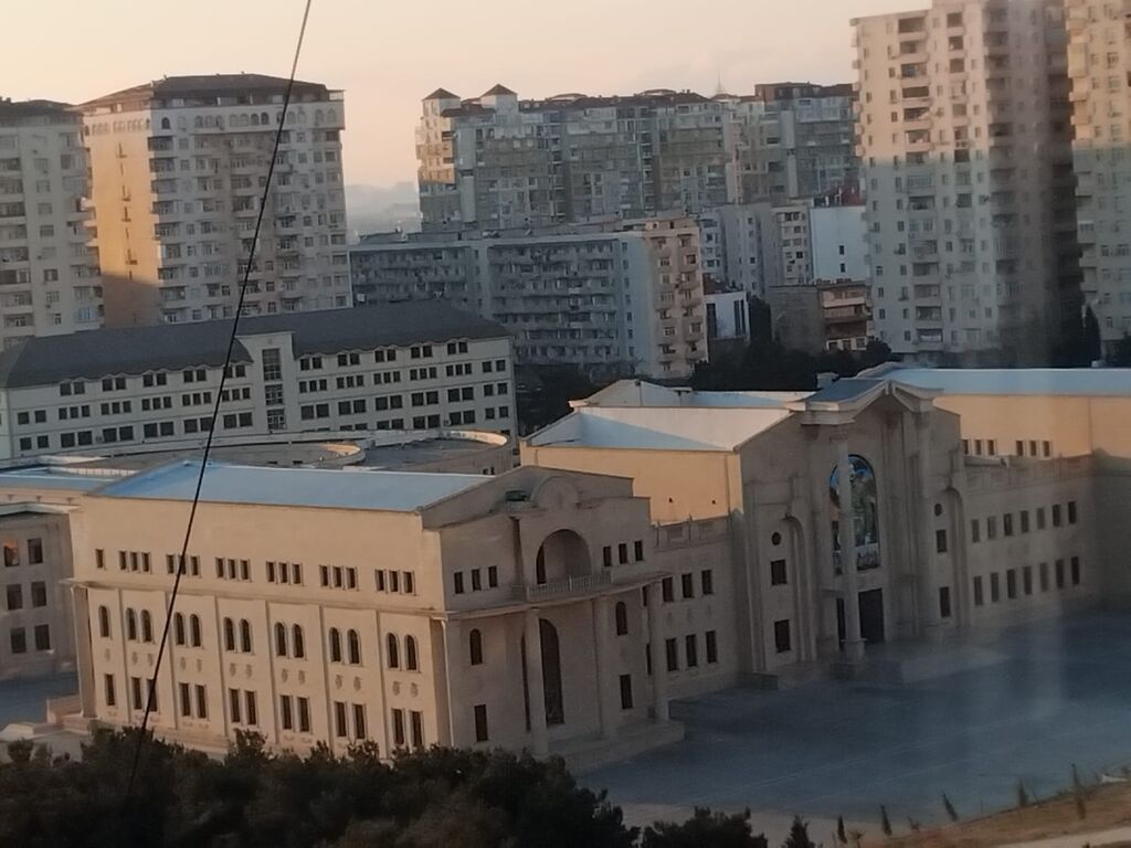 Şəhər mənzərəli, səliqəli təmirli mənzil. Mənzilin interyerində qonaq — Daşınmaz əmlak, Astara